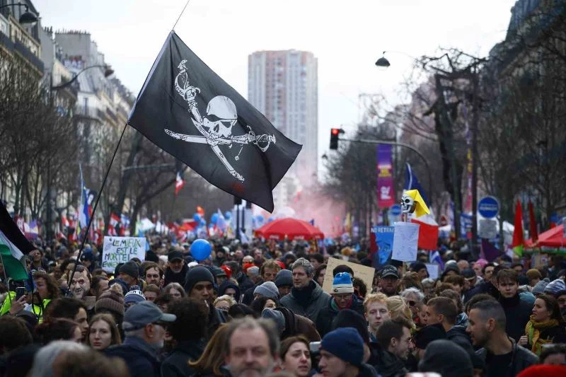 Fransa’da tartışmalı emeklilik reformu protestosu: Binlerce işçi greve gitti
