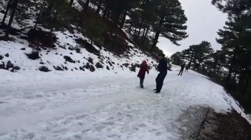 Köyceğiz’de Yayla Mahallesi - Beyağaç yolu buzlanma nedeniyle ulaşıma kapatıldı
