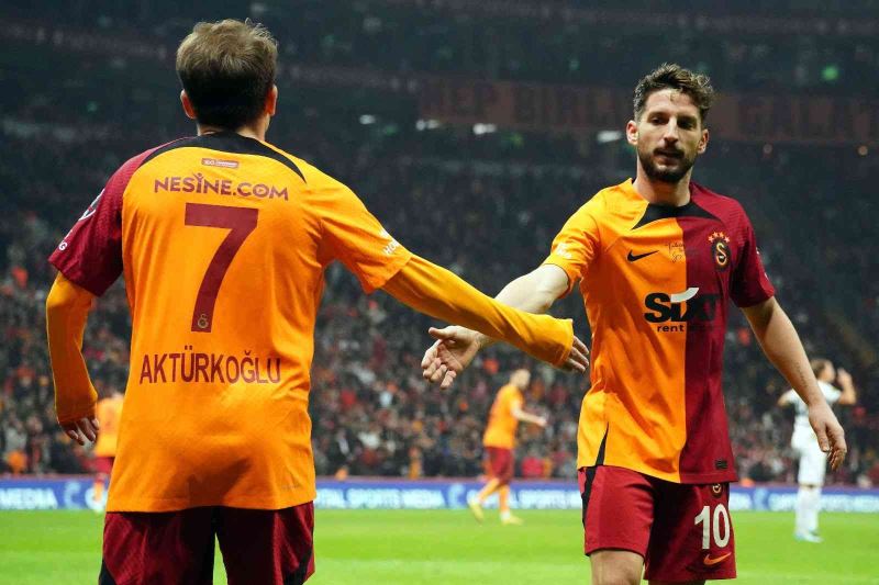 Galatasaray’da sınırdaki futbolcular kart görmedi
