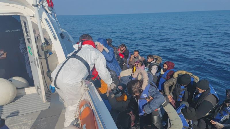 Yunan unsurlarınca ölüme terk edilen 56 kaçak göçmen kurtarıldı
