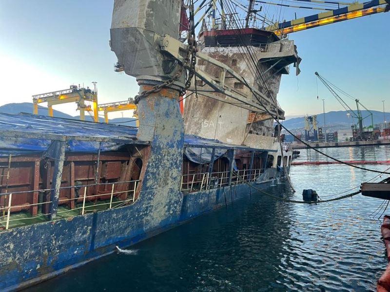 İskenderun Limanı’nda batan gemi yüzer hale getirildi

