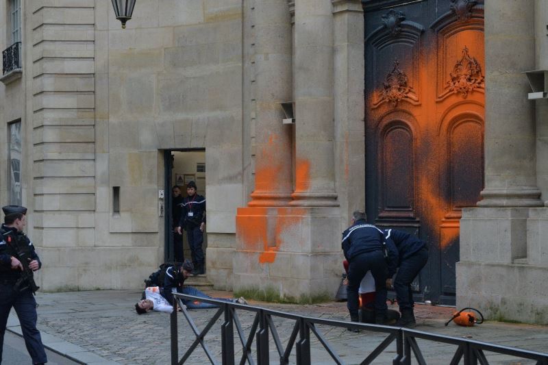 Fransa’da iklim aktivistlerinden Başbakanlık binasına boyalı saldırı
