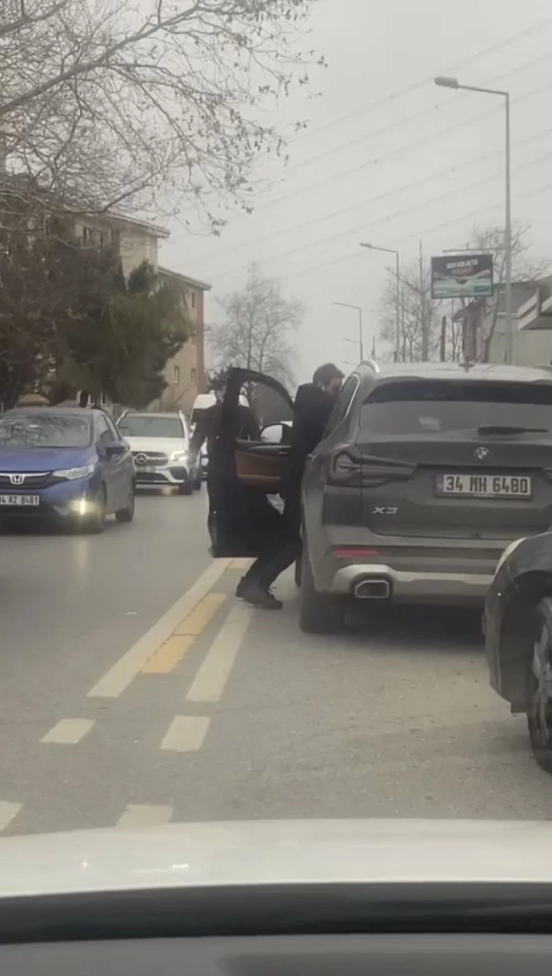 Sarıyer’de yol verme kavgası kamerada: Aracın içinden tekme attı
