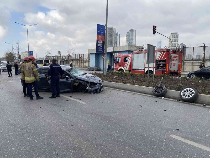Ataşehir’de kırmızı ışıkta geçen sürücü kazaya sebep oldu: 1 yaralı
