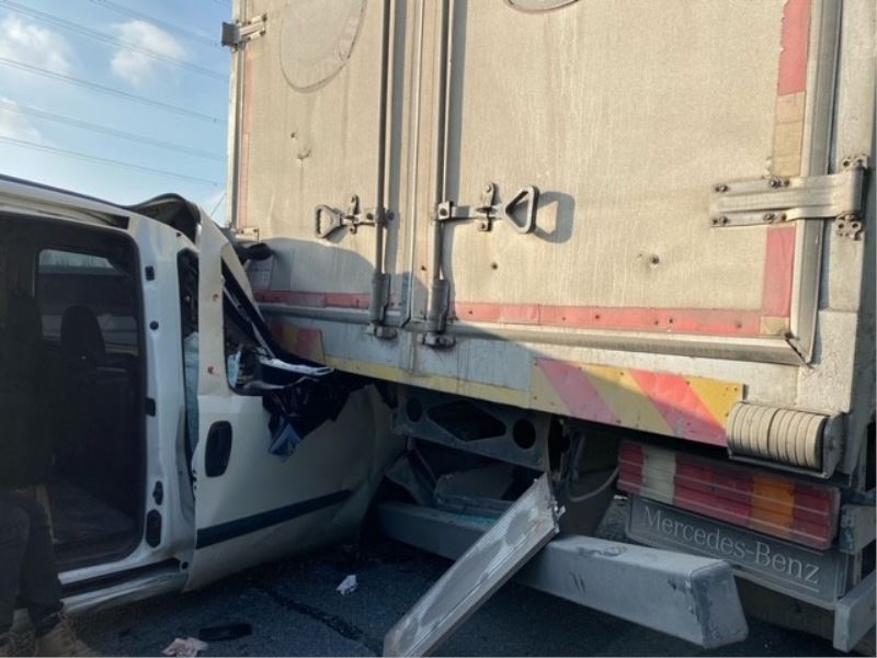 Bayrampaşa’da makas atarak ilerleyen araç kamyona çarptı: 2 yaralı
