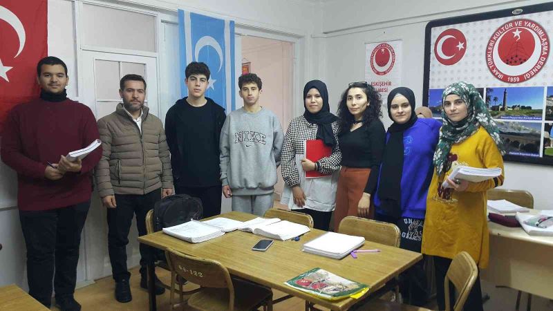 Eskişehir’de yaşayan Irak Türkü öğrencilerine ’Matematik’ kursu
