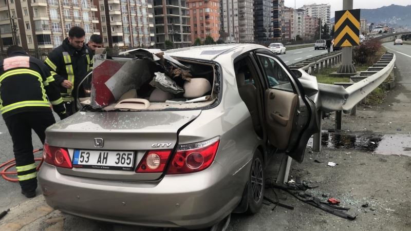 Rize’de feci kaza: Bariyer aracın ön camından girip arka camdan çıktı
