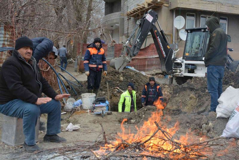 Hakkari’de dondurucu soğukta su arızası mesaisi
