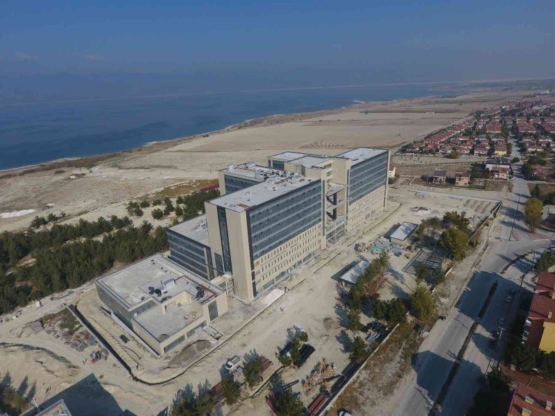 Türkiye’nin ilk göl manzaralı devlet hastanesi yüzde 90 oranında tamamlandı
