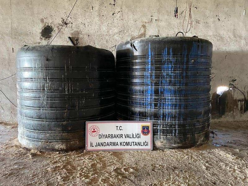 Diyarbakır’da bir çiftlikte 40 bin litre kaçak yakıt ele geçirildi
