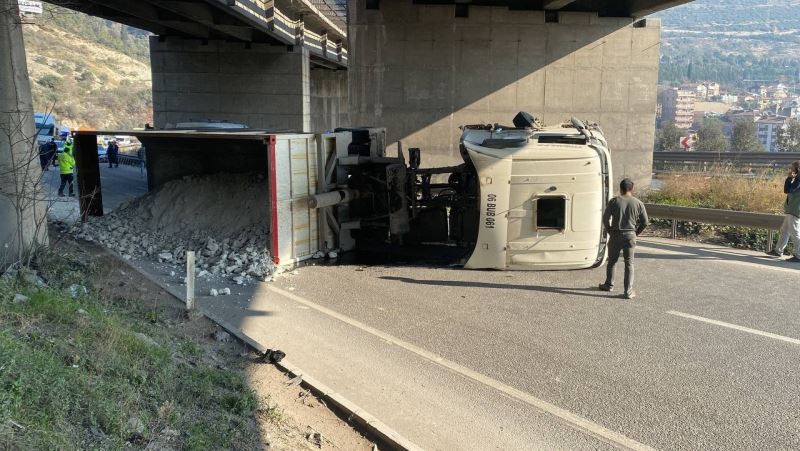 D-100’de tır devrildi, yol kapandı: 1 yaralı
