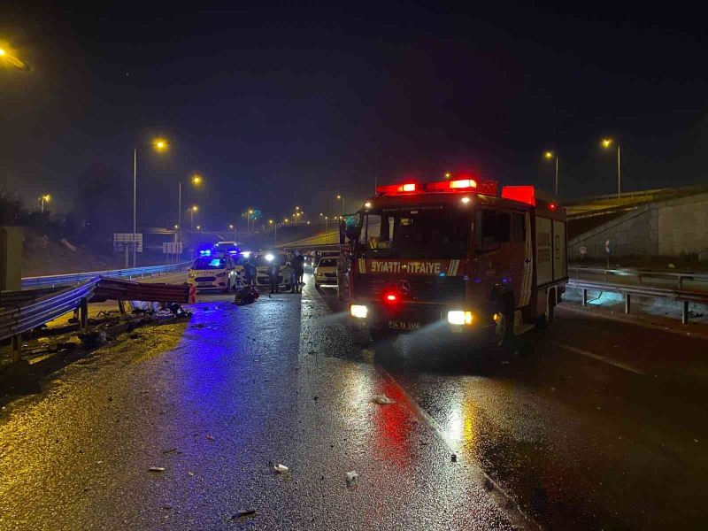 Çekmeköy’de bariyerlere çarpan aracın motoru yola fırladı: 3 ağır yaralı
