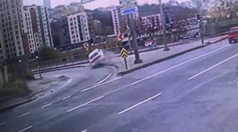 İstanbul’da yürekleri ağza getiren kaza kamerada: Sürücünün burnu bile kanamadı
