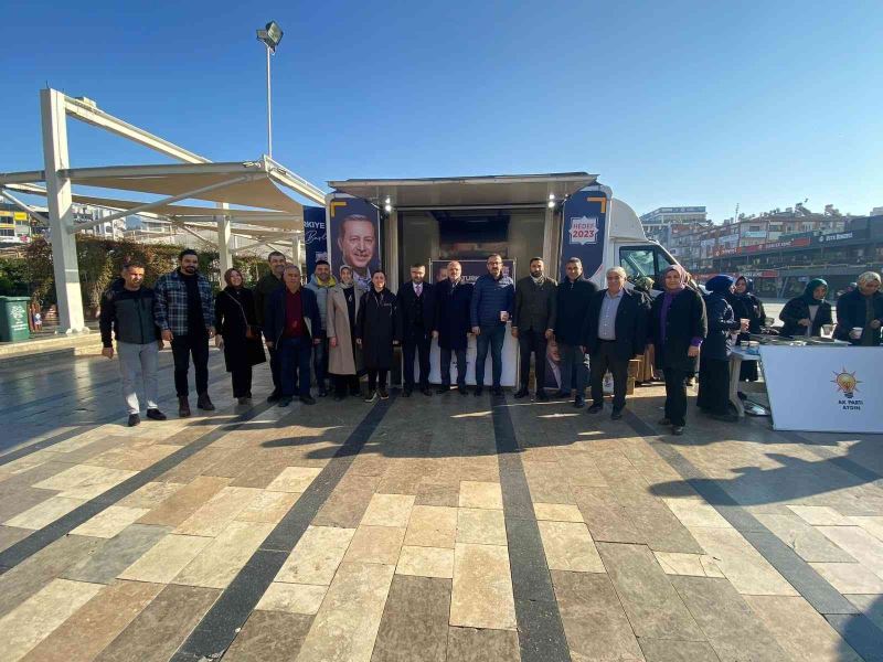 AK Partili yöneticiler kent meydanında vatandaşlarla buluştu
