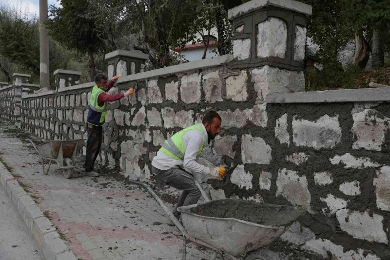Kütahya şehir merkezindeki mezarlıklar yenilendi
