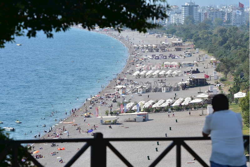 Antalya sahillerinde yoğunluk sürüyor