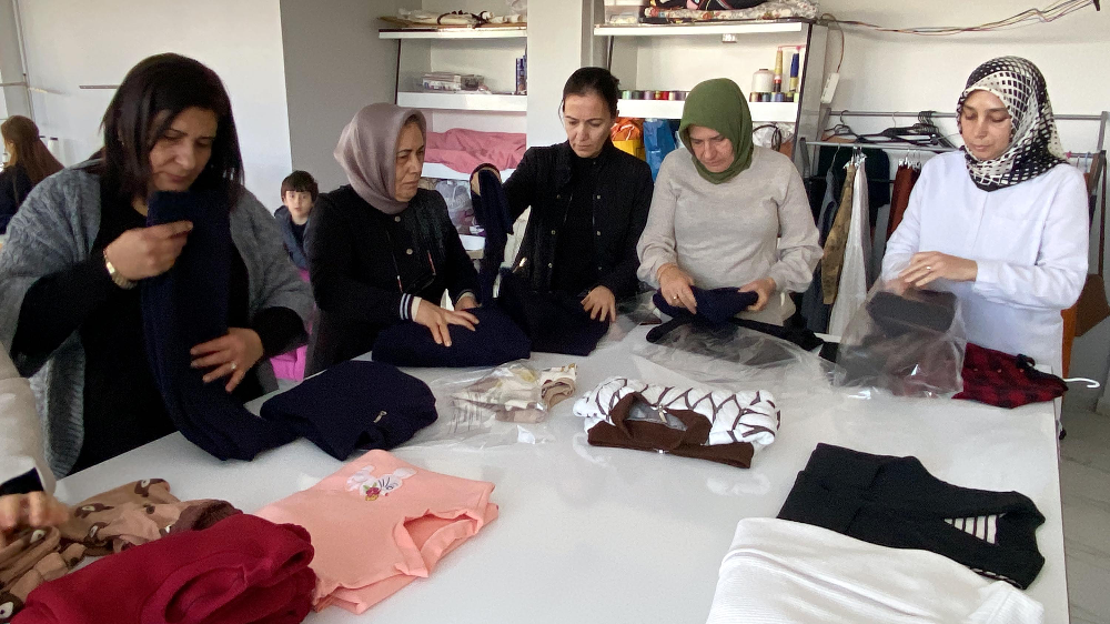 Osmaniye’de HEM Kursiyerleri, Gazze’deki kadın ve çocuklar için giysi üretiyor