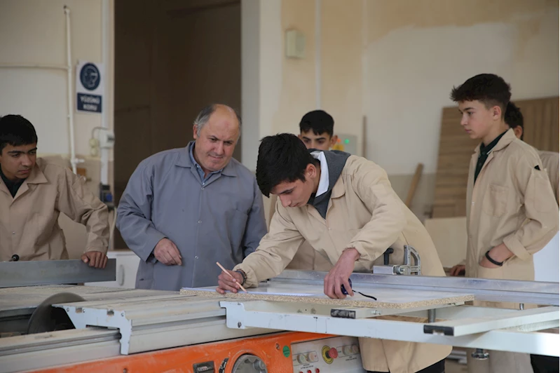 Depremzede öğrenciler afet bölgesinde yenilenen okullar için sıra üretiyor