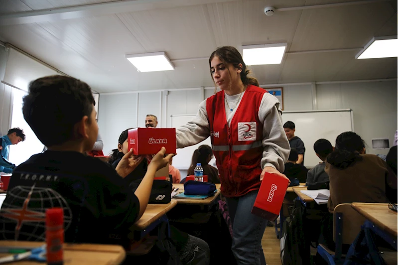 Türk Kızılaydan konteynerde eğitim gören depremzede öğrencilere ikram