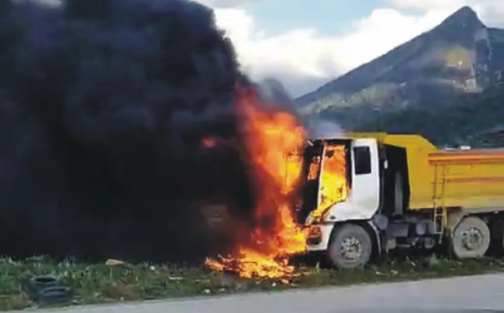 Osmaniye’de hafriyat kamyonu alev alev yandı