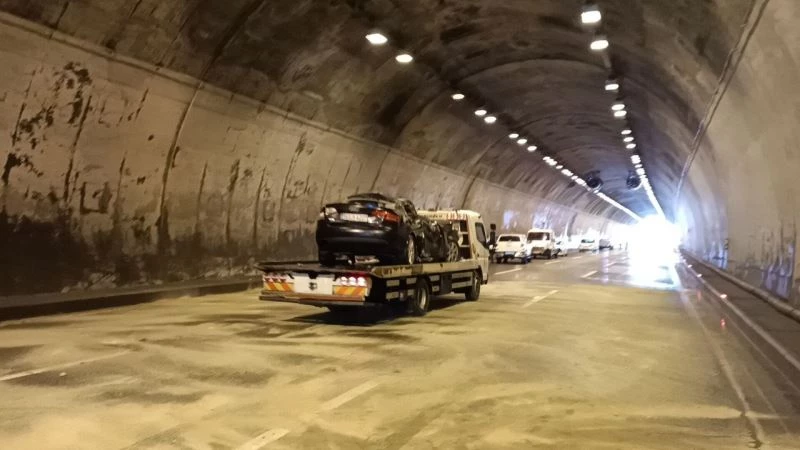 Zincirleme kazanın meydana geldiği Bolu Dağı Tüneli İstanbul istikameti trafiğe açıldı
