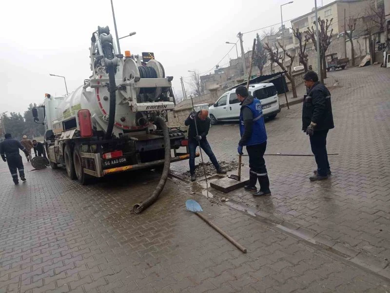 Siirt belediyesi SİSKİ ekiplerince rögarlar temizleniyor
