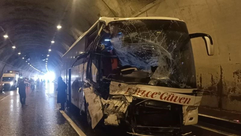 Bolu Dağı Tüneli’nde 4 aracın karıştığı zincirleme kaza: 1 ölü
