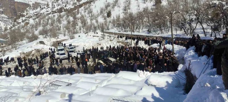 Depremde hayatını kaybeden Tunç ailesi Çukurca’da defnedildi
