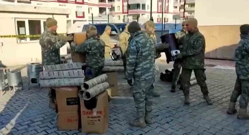 1. Zırhlı Tugayı Hatay’da soba dağıtımını sürdürüyor
