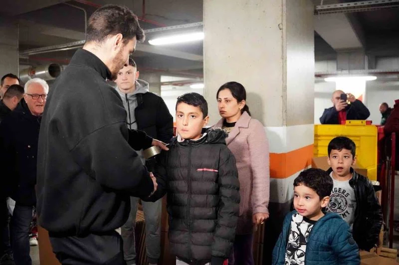 Kahramanmaraşlı depremzede aile, Galatasaraylı futbolcularla bir araya geldi
