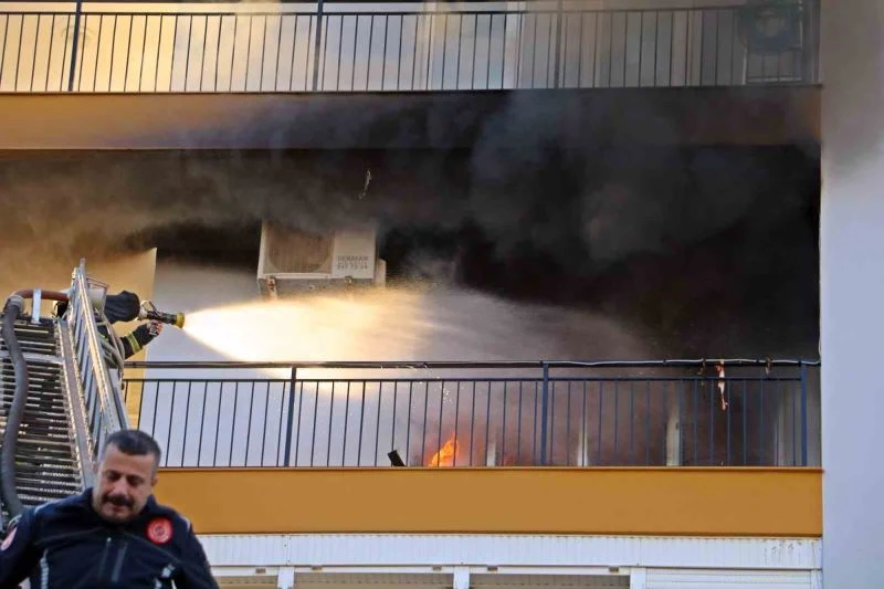 Antalya’da apartman sakinlerini sokağa döken yangın
