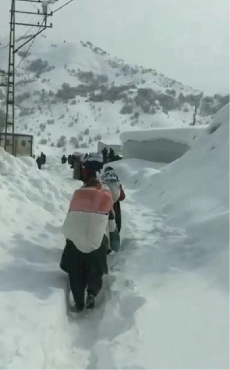 Şemdinlili kadınlar depremzedeler için karlı yolları aştı
