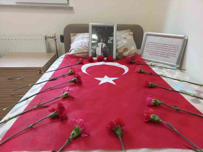 Depremde hayatını kaybeden Elif Nur’un Rize’de kaldığı yurt odasındaki yatağına çiçek ve Türk bayrağı bırakıldı
