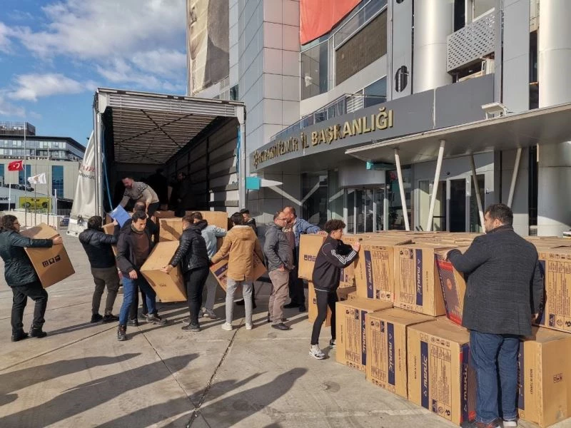 AK Parti İzmir’den deprem bölgesine 5 günde 86 tır yardım
