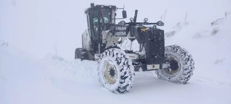 Elazığ’da kardan dolayı kapanan 12 köy yolunda çalışmalar sürüyor
