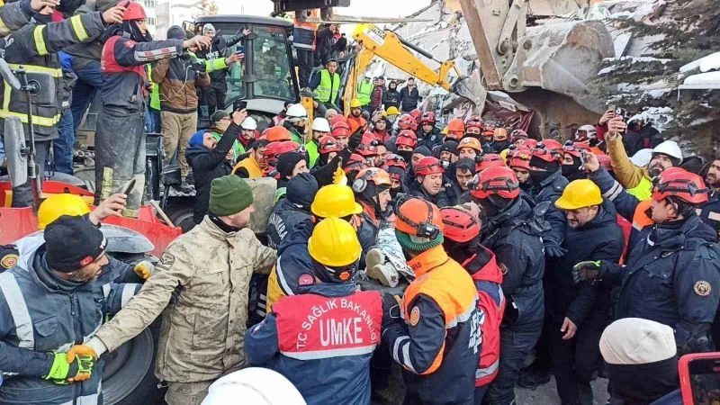 Depremin 122. saatinde 34 yaşındaki Ergin Güzeloğlu enkazdan sağ olarak çıkarıldı
