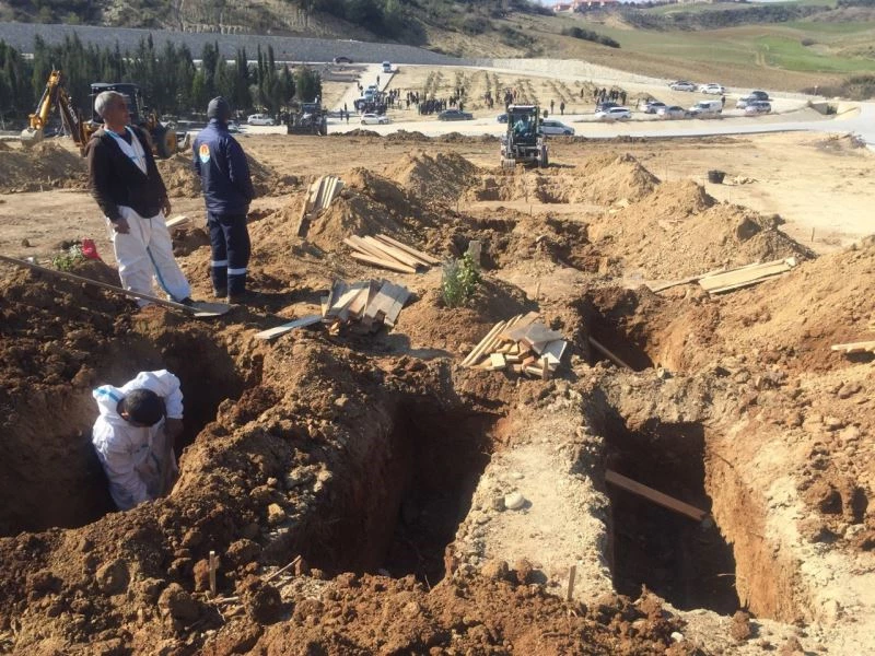 Adana’da depremde ölen 500’den fazla vatandaş için mezarlar açılıyor
