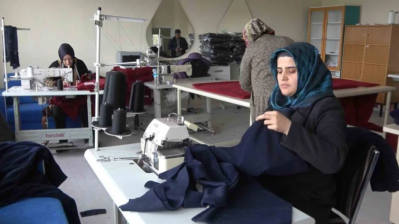 Gönüllüler depremzedeler için kışlık kıyafet ve battaniye üretiyor
