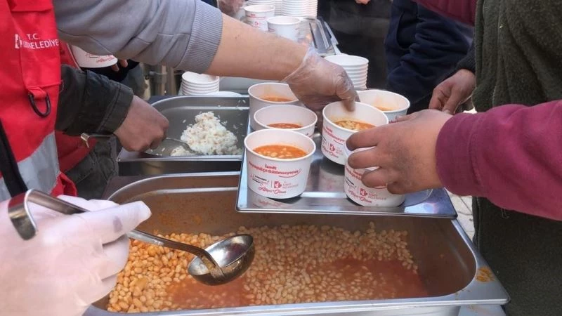 İzmit Belediyesi, Hatay’da sıcak yemek dağıtımına başladı
