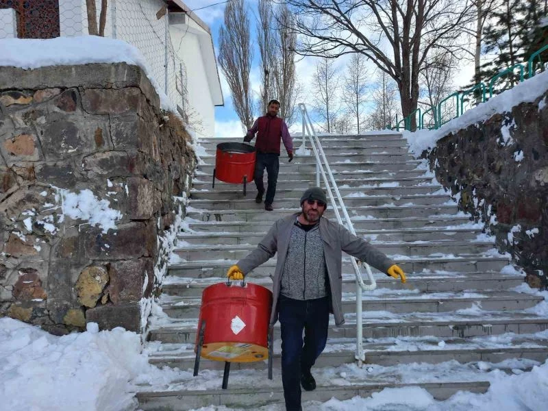 Ardahan’da öğrenciler depremzedeler için varillerden soba yapıyor
