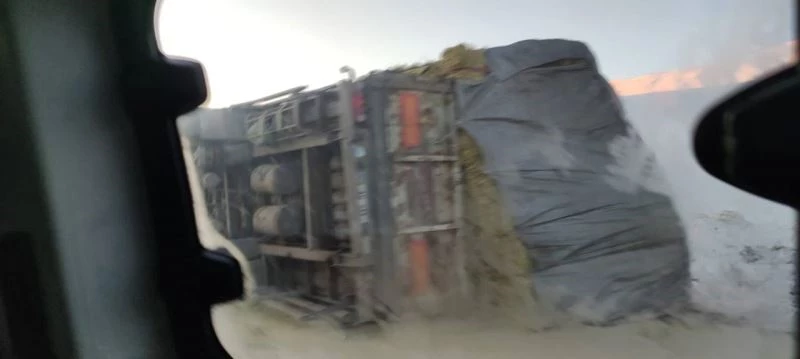 Kop Dağı’nda saman yüklü kamyon devrildi sürücünün burnu bile kanamadı
