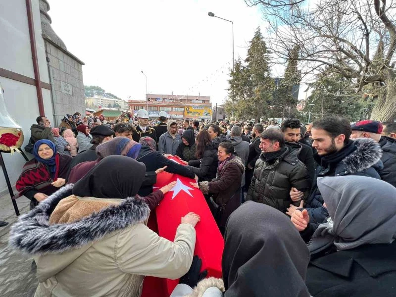 Depremde hayatını kaybeden teğmen, çocuğuyla birlikte son yolculuğuna uğurlandı
