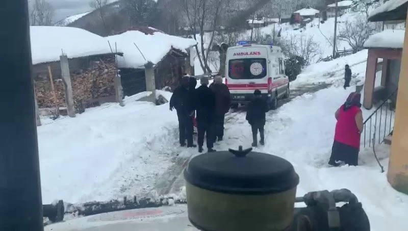 Kardan kapanan yol açıldı, ambulans hastaya ulaştı
