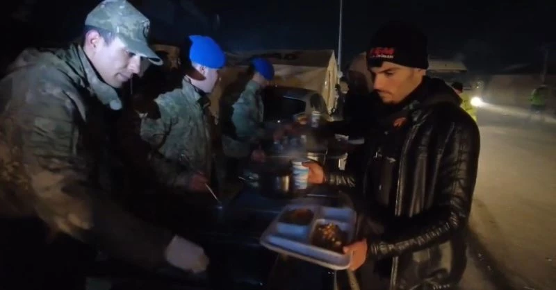 Mehmetçik deprem bölgesinde sıcak yemek dağıtımına devam ediyor
