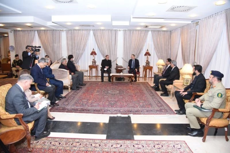 Pakistan Başbakanı Şefir, İslamabad’daki Türk Büyükelçiliğini ziyaret etti
