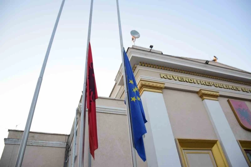 Arnavutluk meclisinde depremde hayatını kaybedenler için 1 dakikalık saygı duruşu
