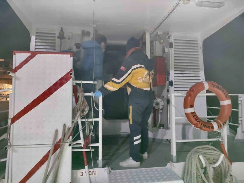 Çanakkale Boğazı’nda gemide rahatsızlanan personel Kıyı Emniyeti ekiplerince tahliye edildi
