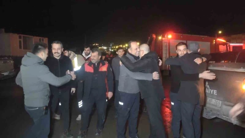 Deprem bölgesinde 19 kişiyi sağ kurtaran itfaiyeciler Samsun’a döndü
