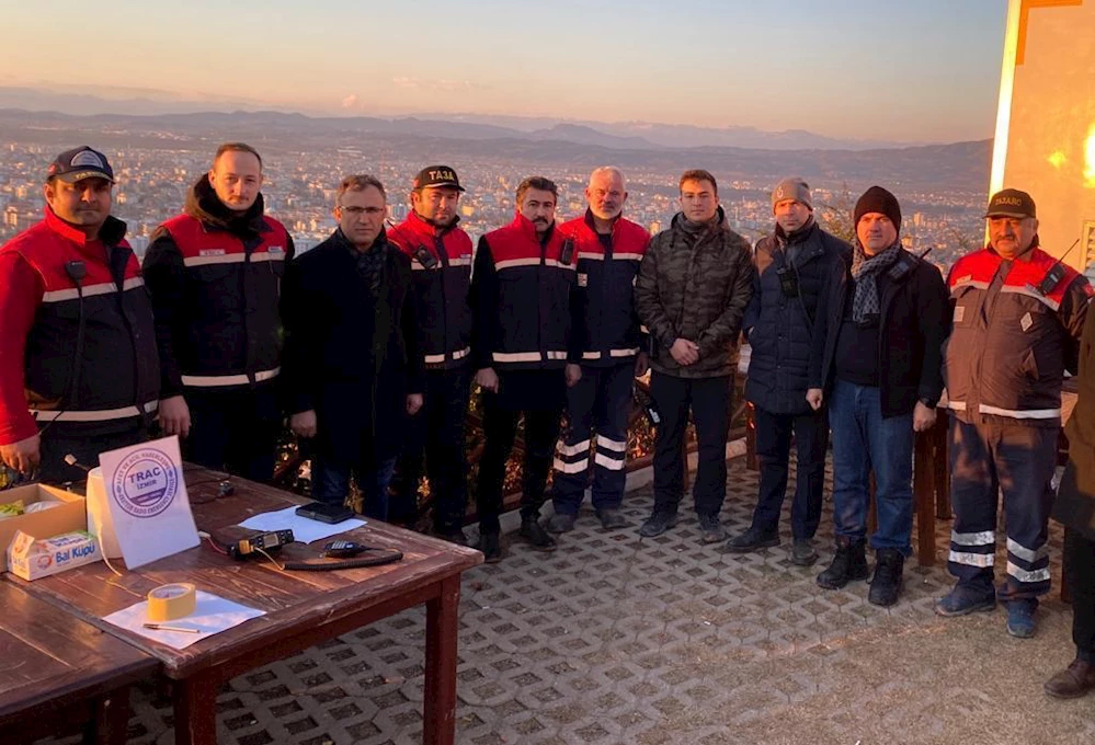 Deprem bölgesinde haberleşme ve koordinasyona İzmir’den destek