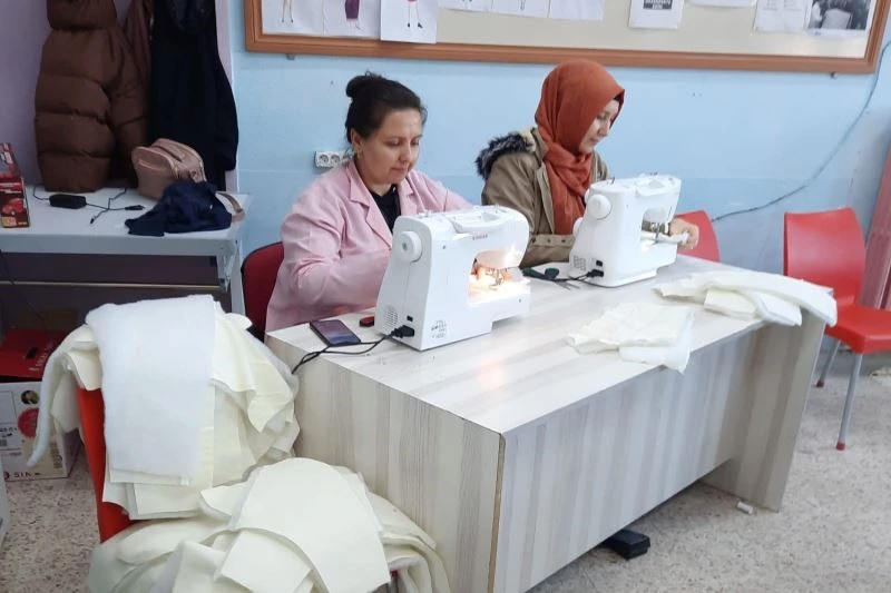 Çocuklar üşümesin diye uyku tulumları dikiyorlar
